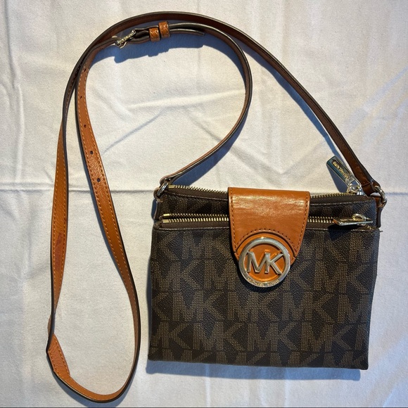 Michael Kors triple compartment logo crossbody - Picture 10 of 10